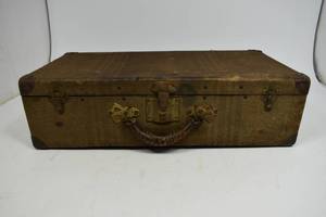 lot 9 image: Vintage Suitcase