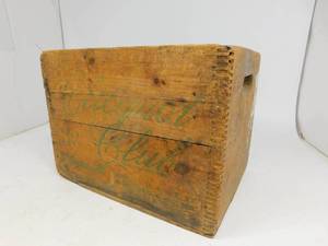 lot 60 image: Vintage Clicquot Club Ginger Ale Wooden Crate