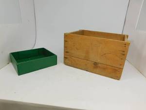 lot 72 image: Vintage Wood CrateSmall Green Box