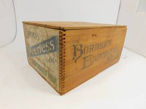 lot 71 image: Vintage Bordens Evaporated Milk Crate with Cover