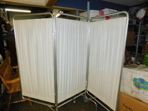 lot 1A image: Winco White Medical Fabric Privacy Screen with Casters
