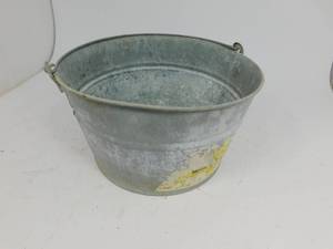 lot 41 image: Original Vintage Galvanized Heavy Metal Wash Tub