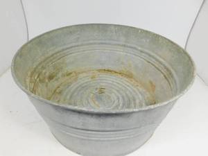 lot 42 image: Original Vintage Galvanized Heavy Metal Wash Tub