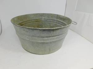 lot 47 image: Vintage Galvanized Metal Washtub