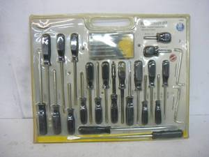 lot 23 image: Project Gear 30 Piece Screw Driver Set