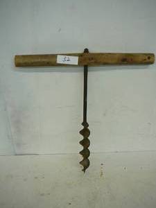 lot 32 image: Vintage Hand Drill