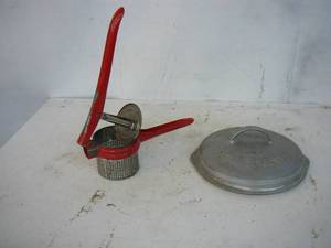 lot 162 image: Wagner Drip Drop Skillet Cover #7 Press