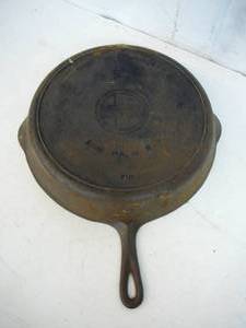 lot 184 image: Cast Iron Skillet #12 Griswold