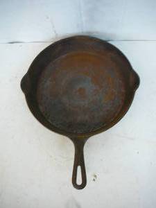 lot 185 image: Cast Iron Skillet #10 Griswold