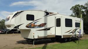 lot 1 image: 2011 Keystone Copper Canyon 5th Wheel RV