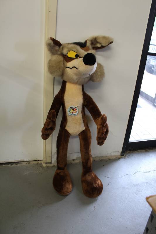 Warner Bros. Wile E. Coyote Large Stuffed Animal | Eden Prairie Vending  Company Moving Sale | K-BID