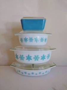 lot 4 image: Four Vintage Pyrex Storage Containers