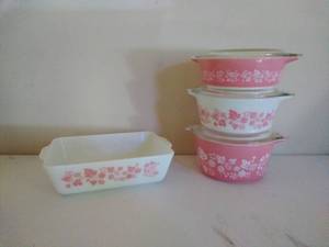 lot 5 image: Four Vintage Pyrex Pieces