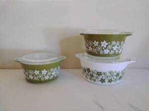 lot 6 image: Three Vintage Pyrex Storage Containers