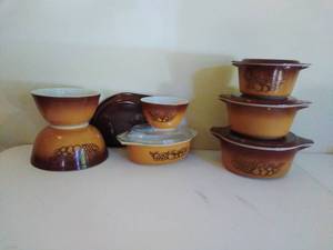 lot 7 image: Seven Vintage Pyrex Pieces