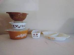 lot 8 image: Five Vintage Pyrex Pieces