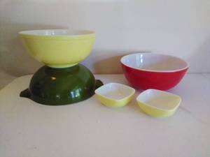lot 9 image: Five Vintage Pyrex Pieces