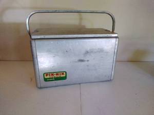 lot 11 image: Vintage Pik-Nik Cooler