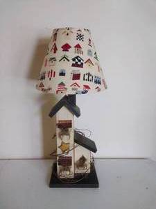 lot 21 image: Tabletop Birdhouse Lamp