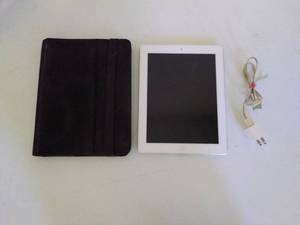 lot 35 image: 32GB White iPad