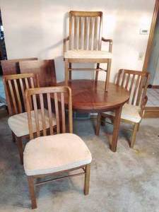 lot 69 image: Drexel Heritage Table & Four Chairs