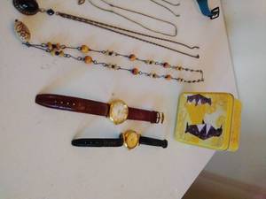 lot 100 image: Lot of Costume Jewelry
