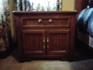 lot 40 image: Pair of Thomasville Nightstands