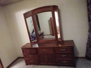 lot 41 image: Thomasville Lowboy Dresser with Mirror