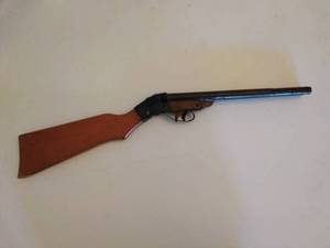 lot 55 image: Vintage Daisy Toy BB Double Barrel Shotgun
