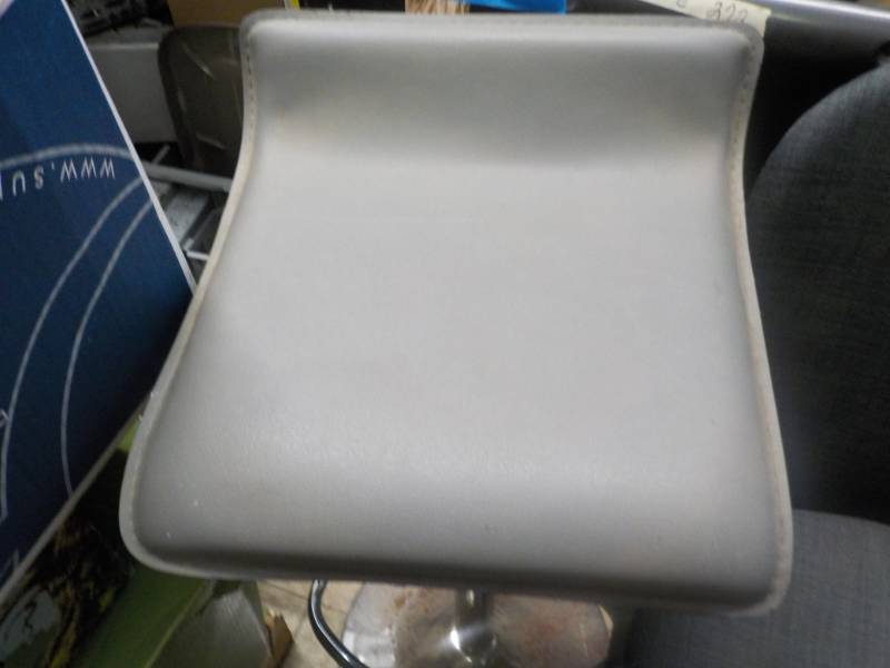 lot 6 image: Bar Stool and Office Chair... #5