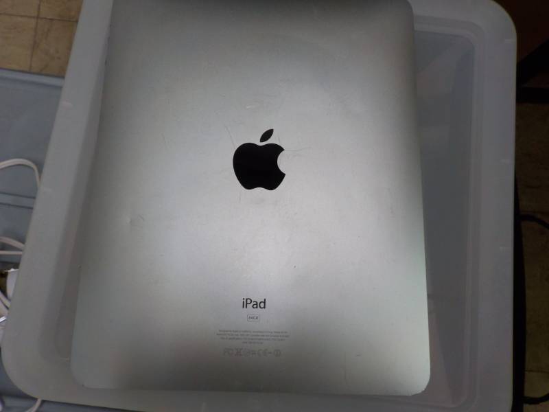 lot 51 image: Apple Ipad 16 gb reset and cleared ...