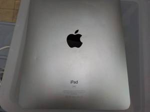 lot 38 image: Apple Ipad 16 gb reset and cleared to original specs, works, no power cords-uses any Apple 30 pin card K3