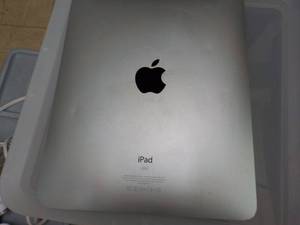 lot 39 image: Apple Ipad 16 gb reset and cleared to original specs, works, no power cords-uses any Apple 30 pin card K3