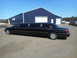 lot 1 image: 2005 Lincoln Town Car Executive Limousine