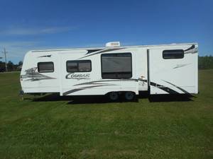 lot 2 image: 2008 Keystone Cougar Camper