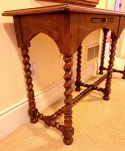 lot 4 image: Henredon Spindle Leg Sofa Table
