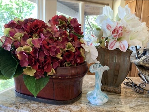 lot 36 image: Five-Piece Home Decor Lot