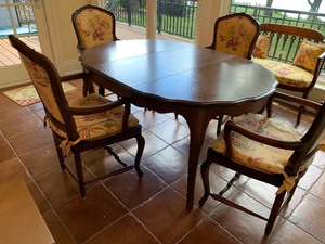 lot 1 image: Lovely Dining Room Table and Chairs