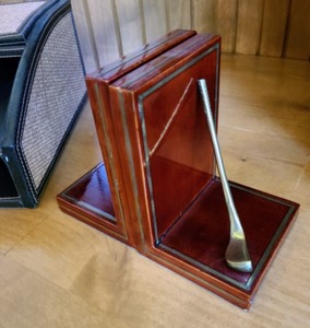 lot 141 image: Office Decor