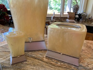 lot 96 image: Wamsutta Bathroom Set