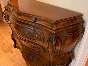 lot 97 image: Beautiful Bombay Chest by Fiorini