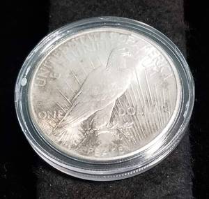 1925 PEACE SILVER DOLLAR IN AIRTITE