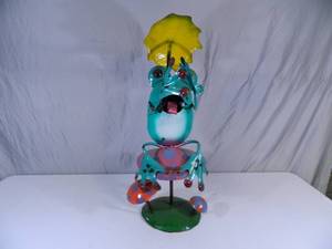 lot 31 image: New Large Recycled Metal Garden Art Frog with Mushrooms
