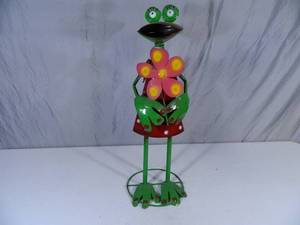 lot 40 image: New Recycled Metal Garden Art Bobblehead Frog