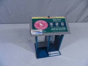 lot 45 image: New Perky Pet Seed Duo Bird Feeder