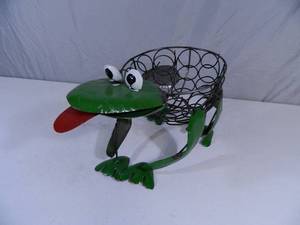 lot 55 image: New Recycled Metal Garden Art Frog Planter