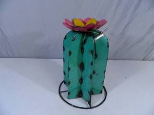 lot 70 image: New Recycled Metal Garden Art Flowering Cactus