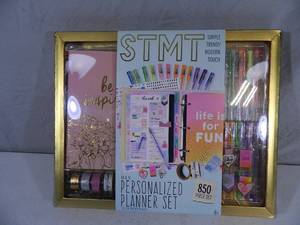 lot 93 image: New 850 Piece DIY Craft Set