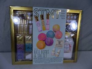 lot 124 image: New DIY Bath Bomb and Spa Set