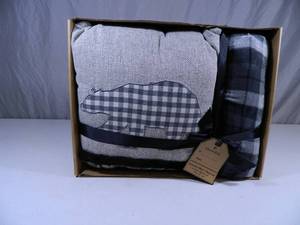lot 146 image: New Pillow and Throw Set